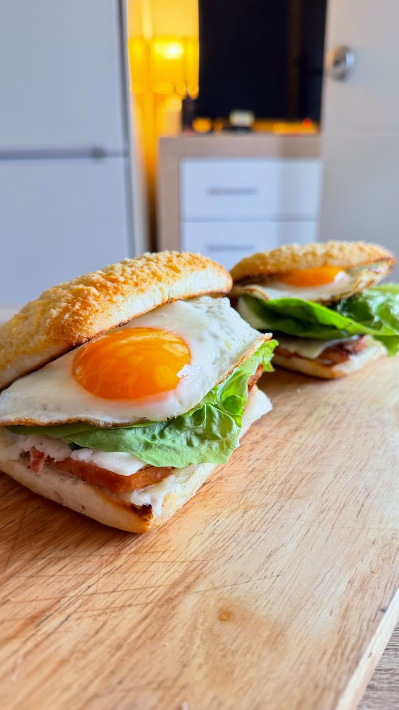 Brioche con huevo y bacon